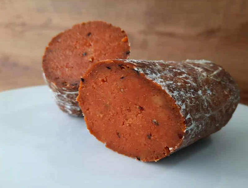 Vegan salami met look
